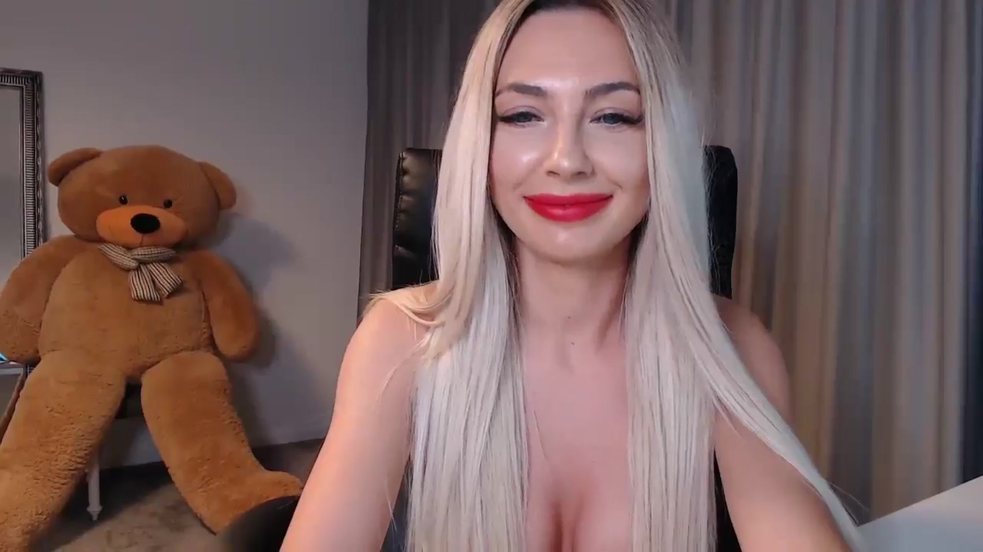 Gallery image thumbnail from BlondeIsBack's myfreecams stream on, 05/26/2024, 24:25 image 14 of 20