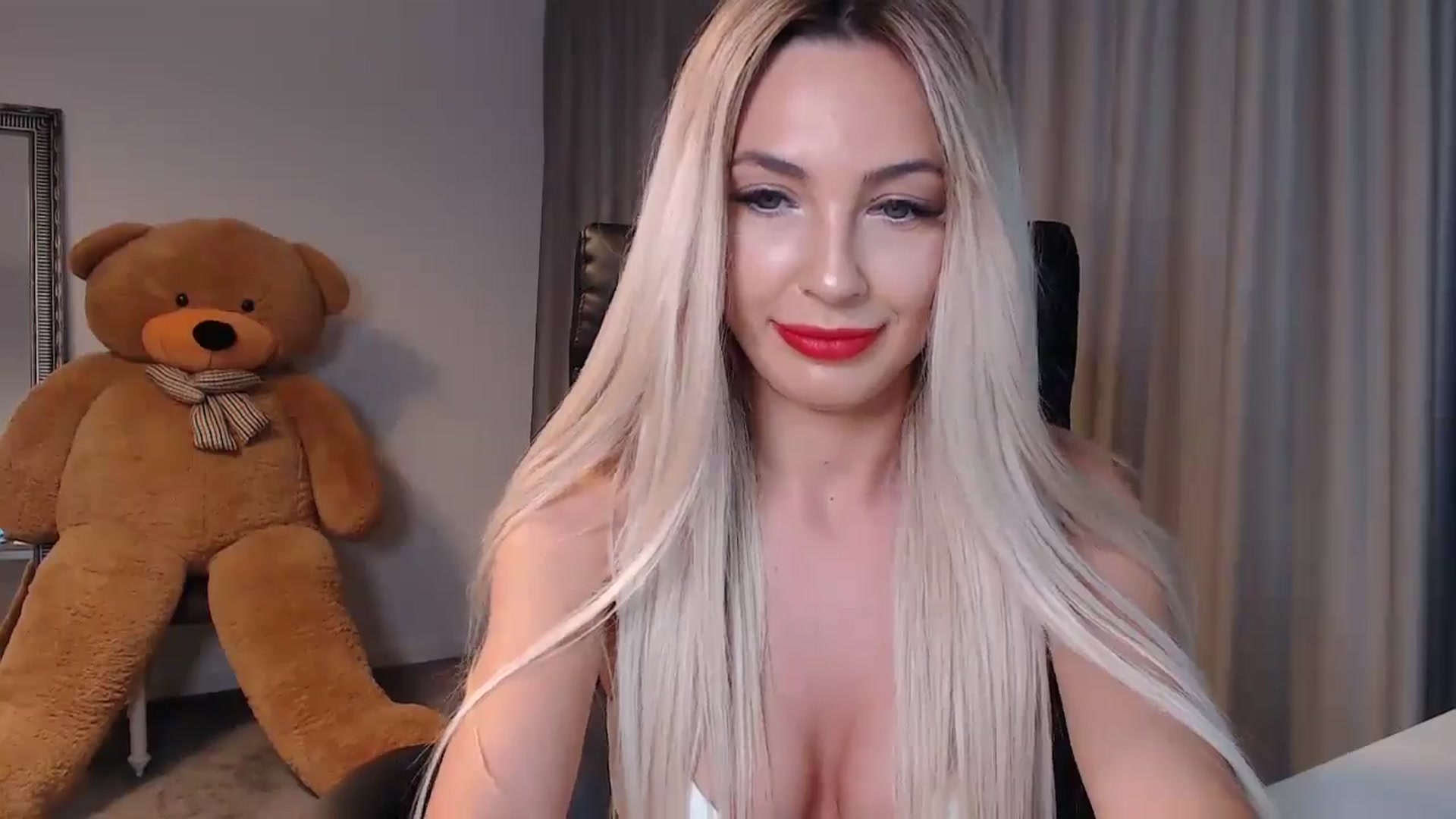Gallery image thumbnail from BlondeIsBack's myfreecams stream on, 05/26/2024, 24:25 image 8 of 20