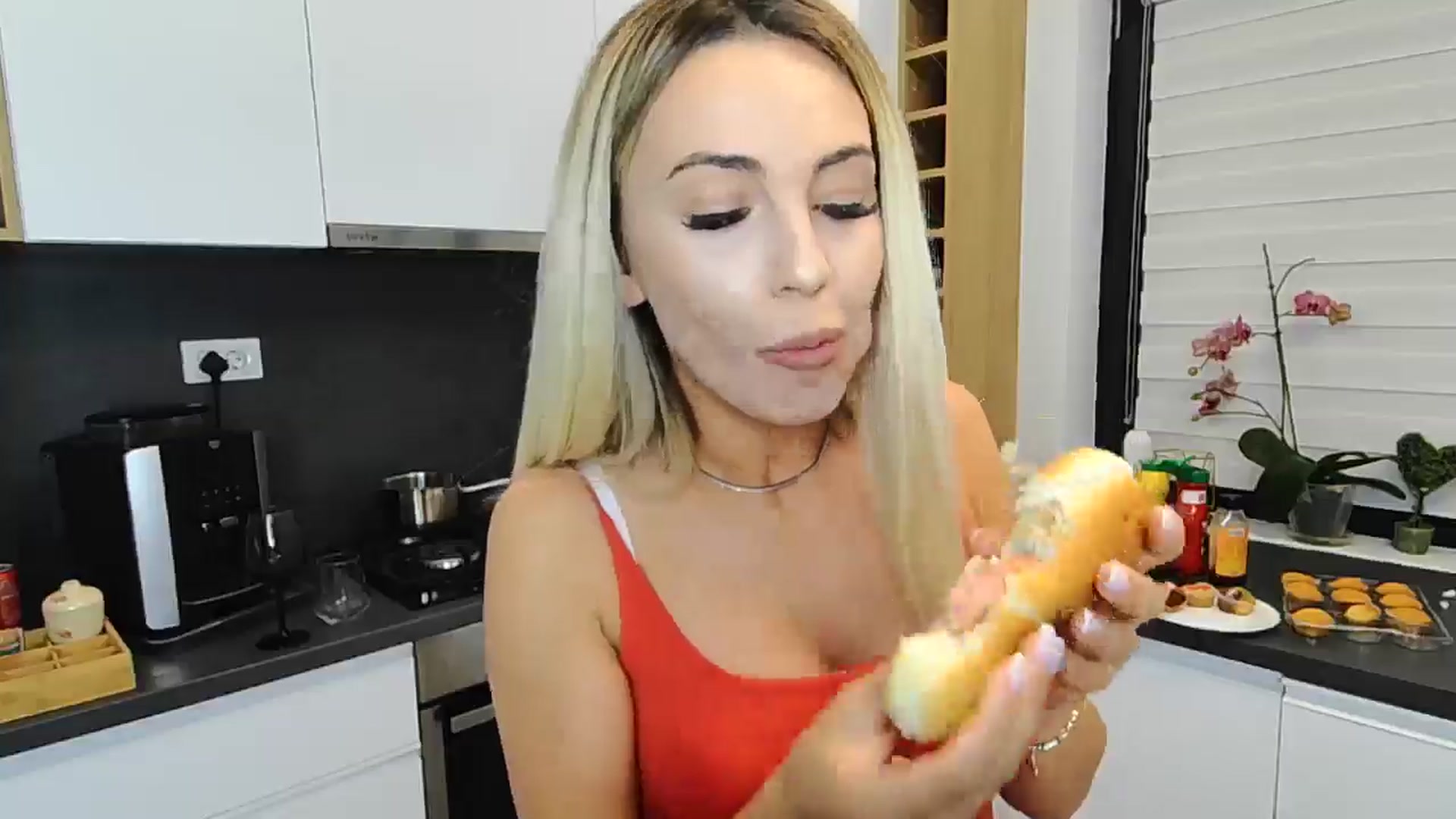 Gallery image thumbnail from BlondeIsBack's myfreecams stream on, 07/07/2024, 24:26 image 6 of 20