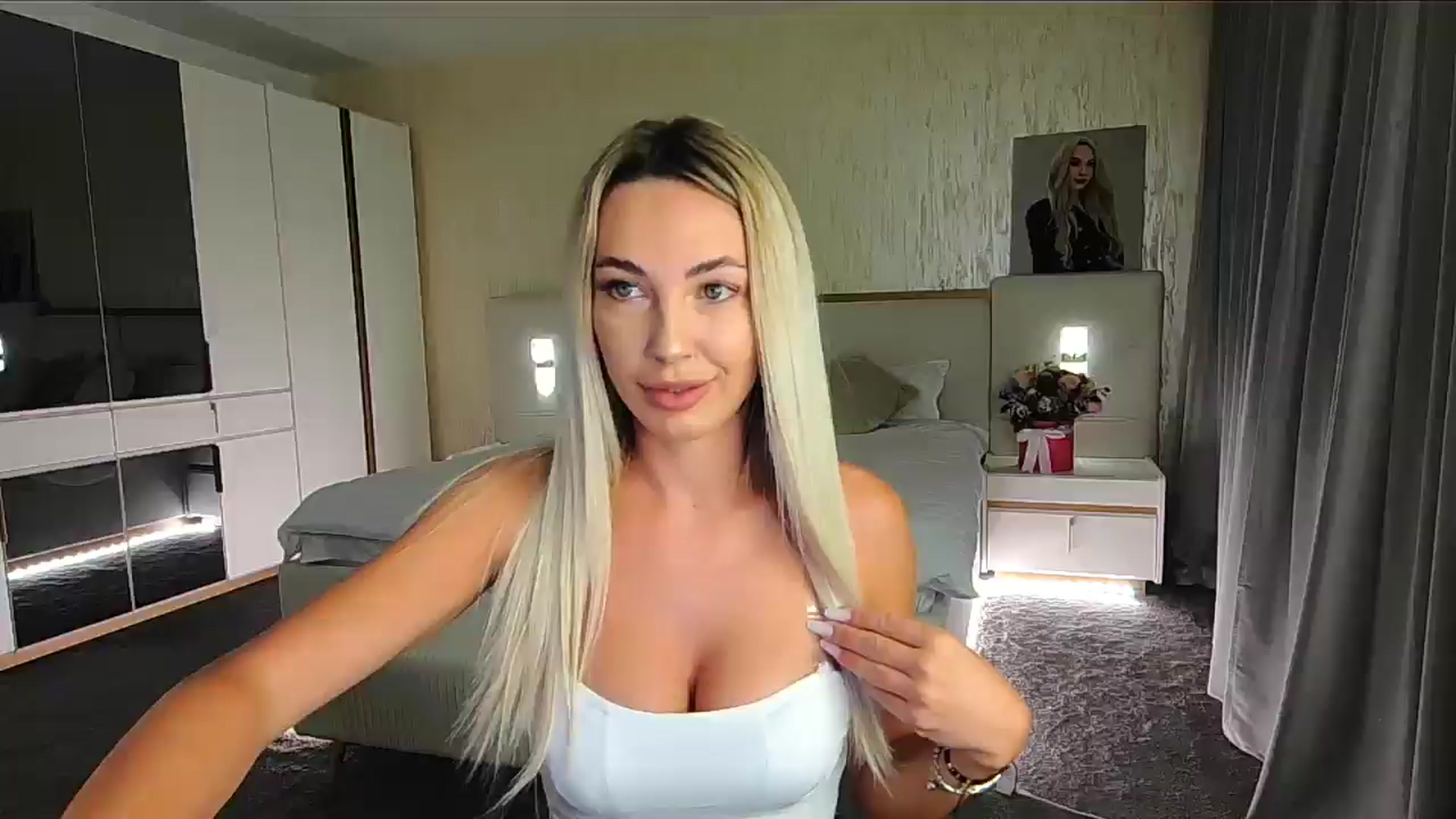 Gallery image thumbnail from BlondeIsBack's myfreecams stream on, 09/18/2024, 22:15 image 13 of 20