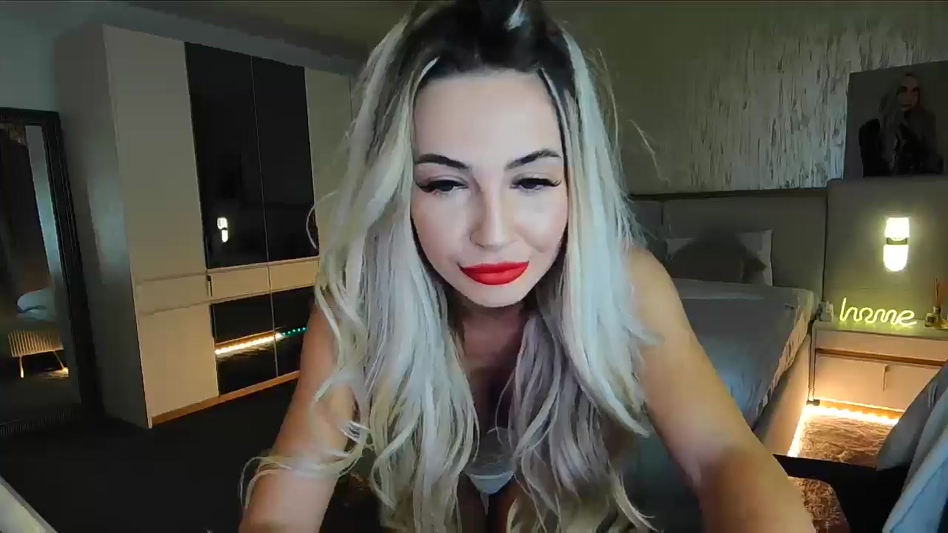 Gallery image thumbnail from BlondeIsBack's myfreecams stream on, 11/17/2024, 23:49 image 9 of 20