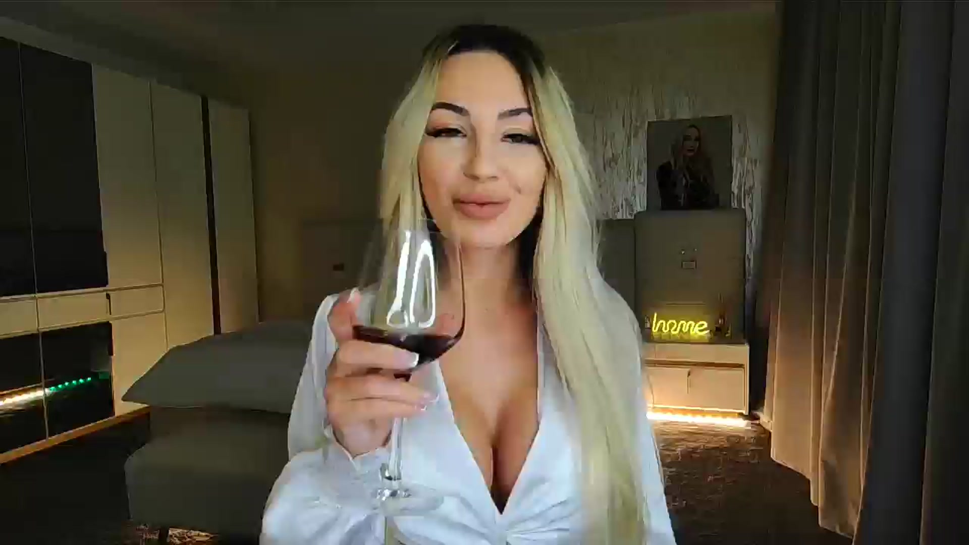 Gallery image thumbnail from BlondeIsBack's myfreecams stream on, 11/21/2024, 21:50 image 9 of 20
