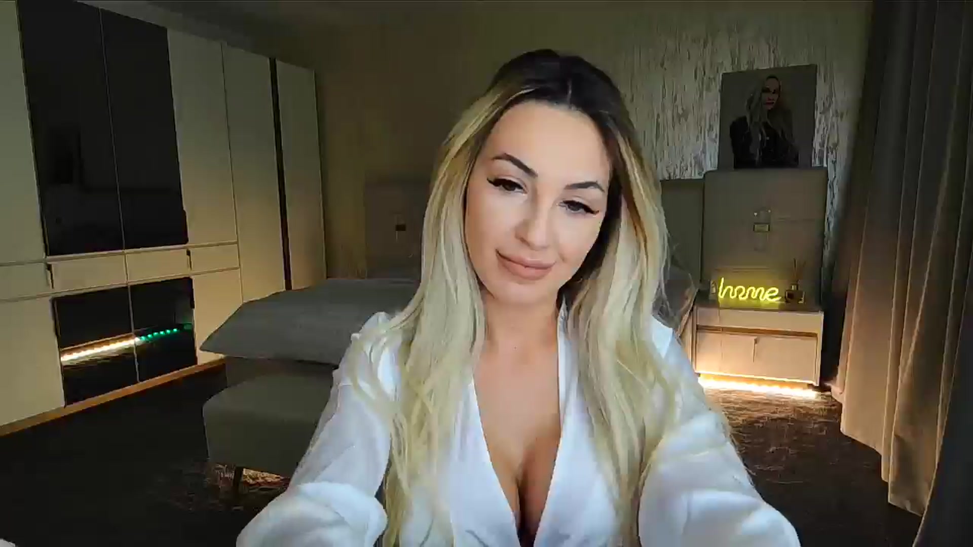 Gallery image thumbnail from BlondeIsBack's myfreecams stream on, 11/21/2024, 21:50 image 6 of 20