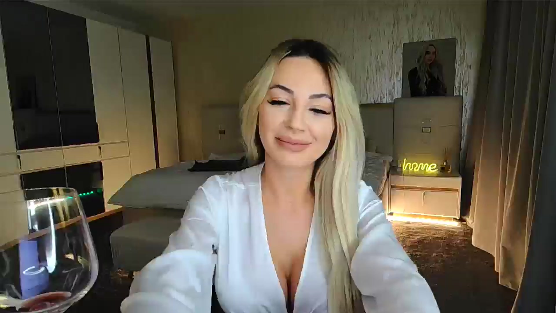 Gallery image thumbnail from BlondeIsBack's myfreecams stream on, 11/21/2024, 21:50 image 15 of 20