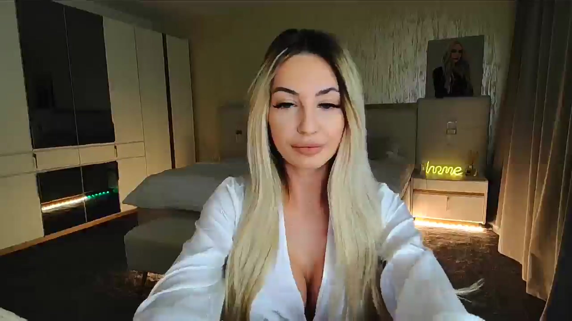 Gallery image thumbnail from BlondeIsBack's myfreecams stream on, 11/21/2024, 21:50 image 2 of 20