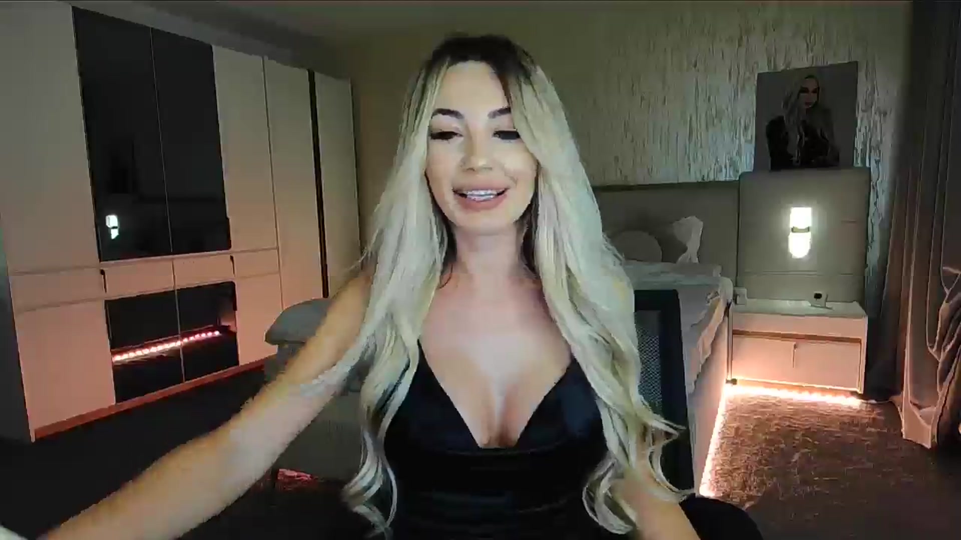 Gallery image thumbnail from BlondeIsBack's myfreecams stream on, 11/29/2024, 02:12 image 11 of 20
