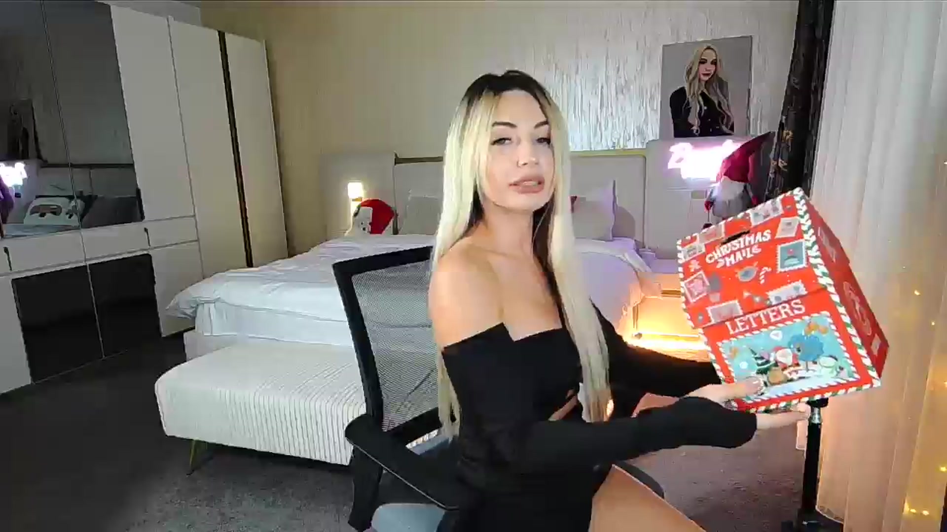 Gallery image thumbnail from BlondeIsBack's myfreecams stream on, 12/12/2024, 21:03 image 14 of 20