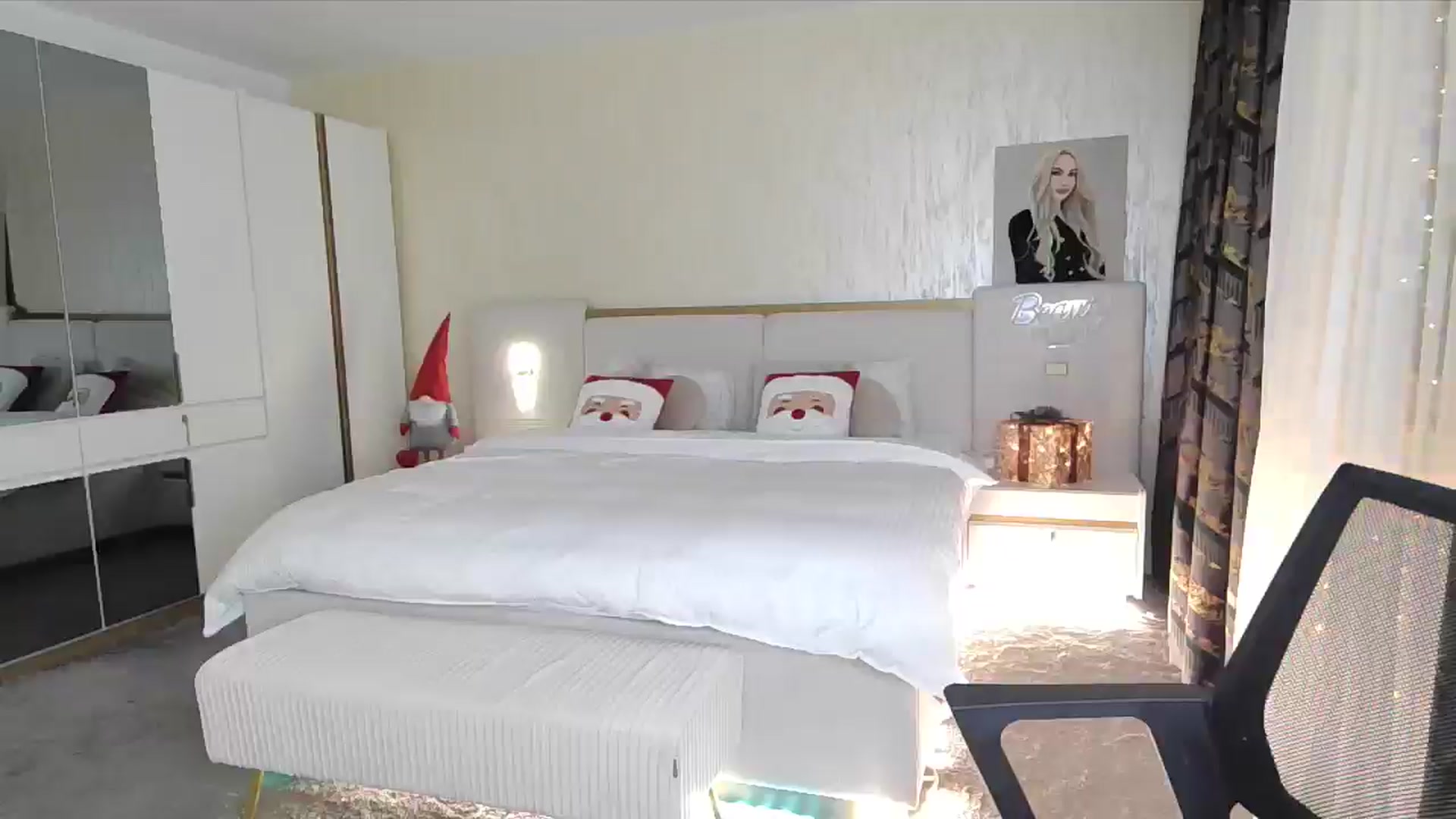 Gallery image thumbnail from BlondeIsBack's myfreecams stream on, 12/14/2024, 23:23 image 6 of 20
