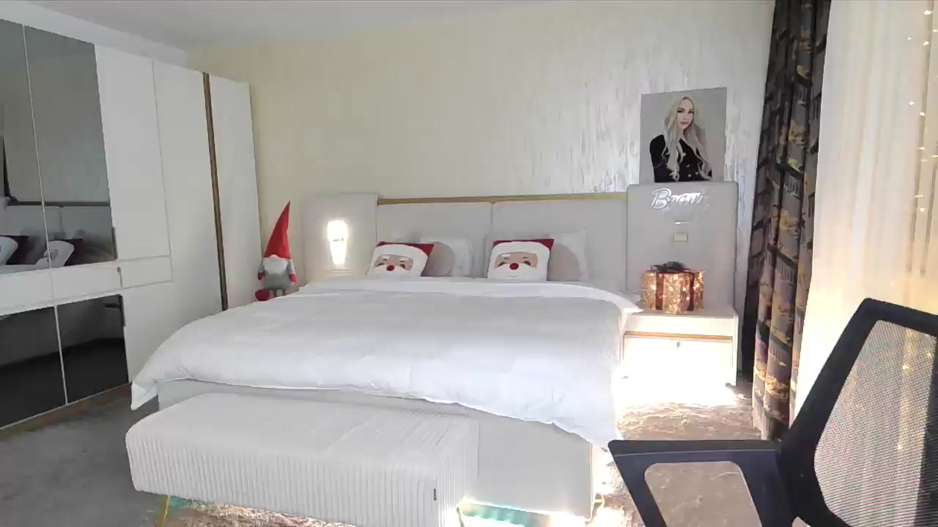 Gallery image thumbnail from BlondeIsBack's myfreecams stream on, 12/14/2024, 23:23 image 8 of 20