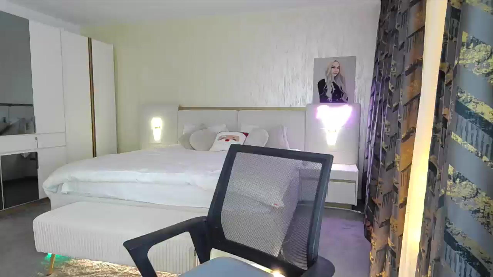 Gallery image thumbnail from BlondeIsBack's myfreecams stream on, 12/19/2024, 19:54 image 13 of 20