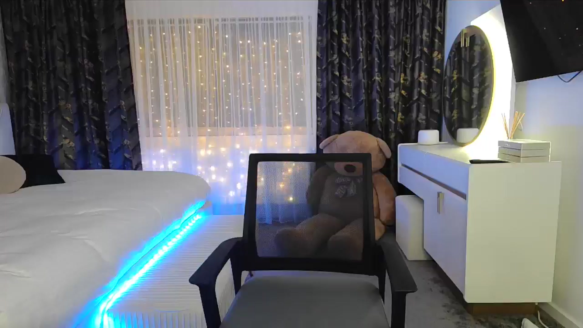 Gallery image thumbnail from BlondeIsBack's myfreecams stream on, 01/25/2025, 22:18 image 6 of 20