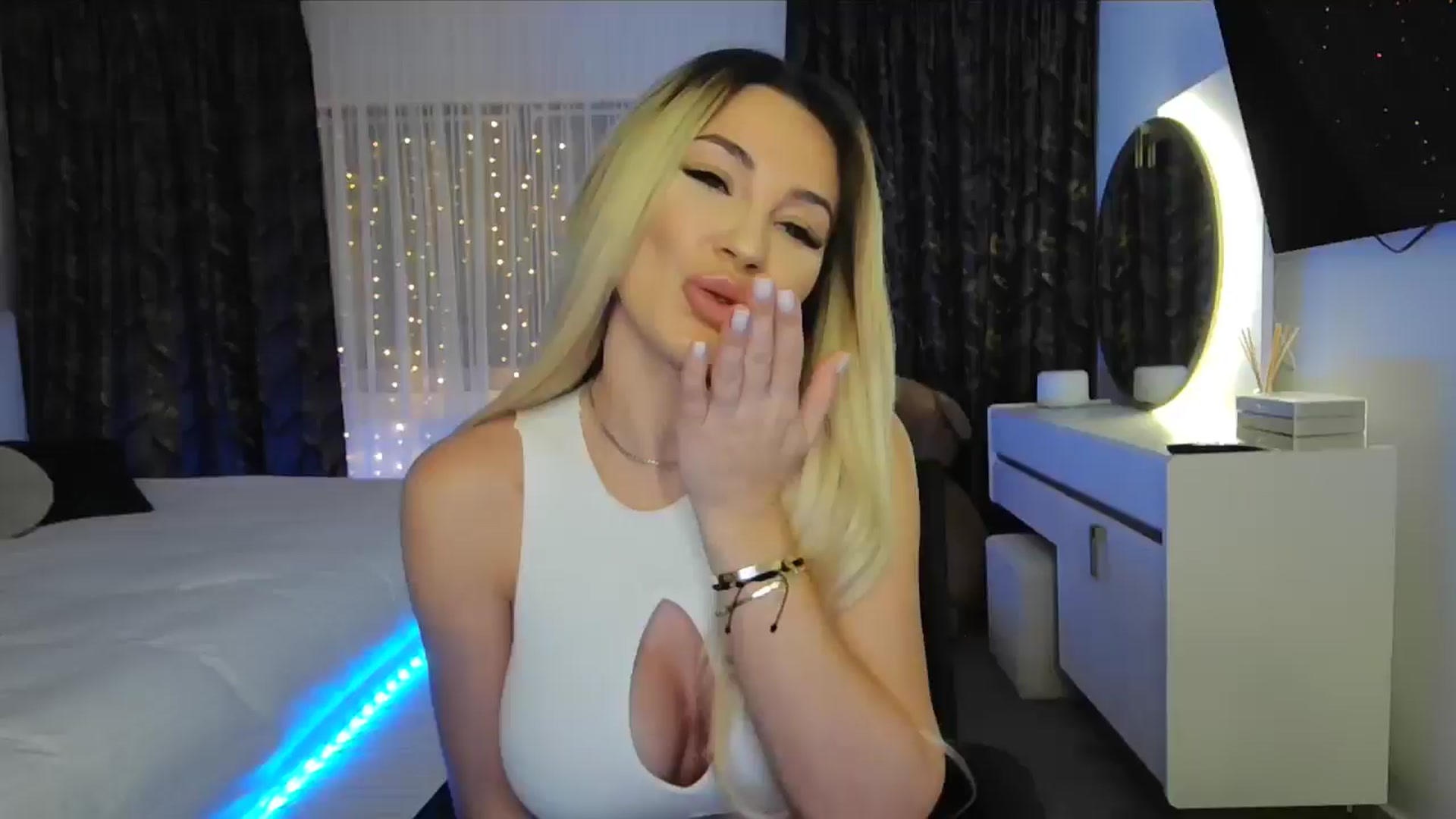Gallery image thumbnail from BlondeIsBack's myfreecams stream on, 01/25/2025, 22:18 image 2 of 20