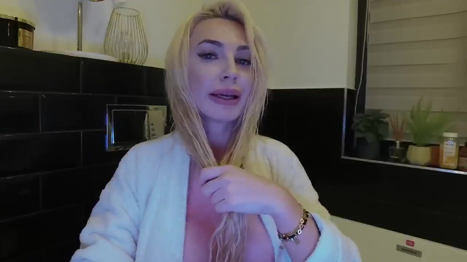 Gallery image thumbnail from BlondeIsBack's myfreecams stream on, 02/28/2025, 01:21 image 15 of 20