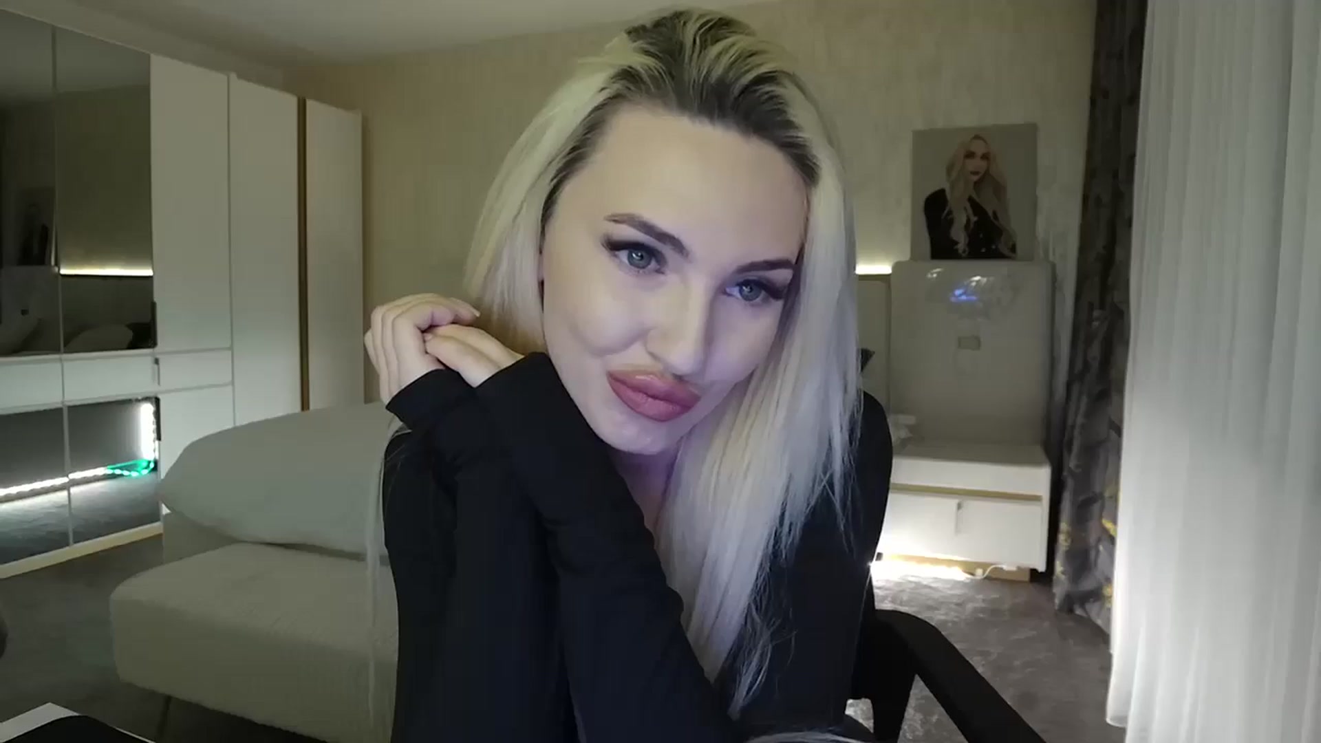 Gallery image thumbnail from BlondeIsBack's myfreecams stream on, 04/13/2025, 22:12 image 17 of 20