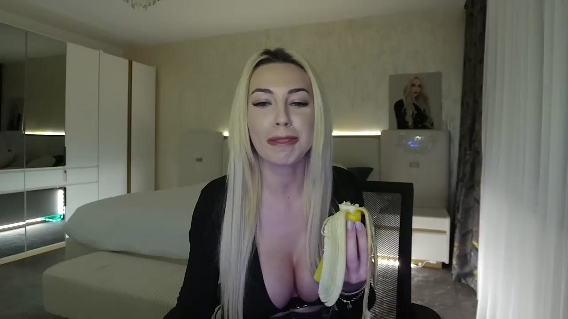 Gallery image thumbnail from BlondeIsBack's myfreecams stream on, 04/13/2025, 22:12 image 1 of 20
