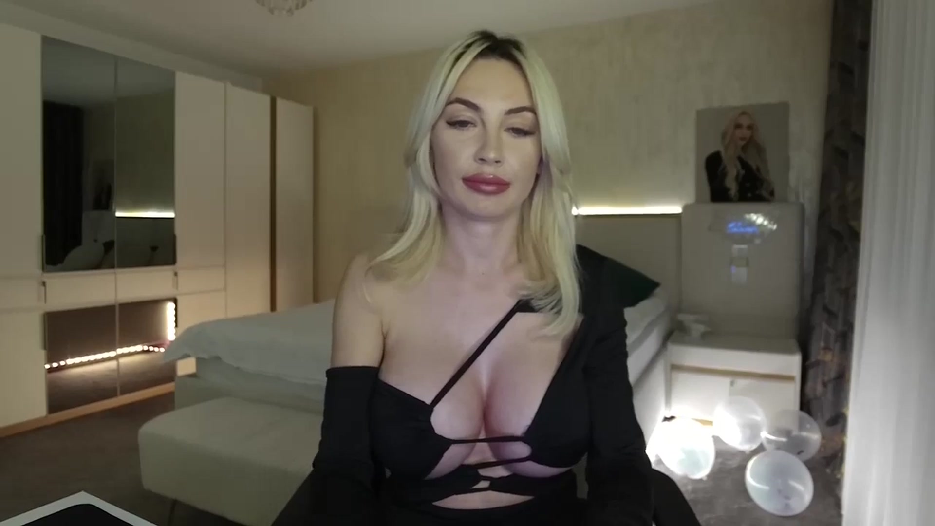 Gallery image thumbnail from BlondeIsBack's myfreecams stream on, 04/26/2025, 21:33 image 7 of 20
