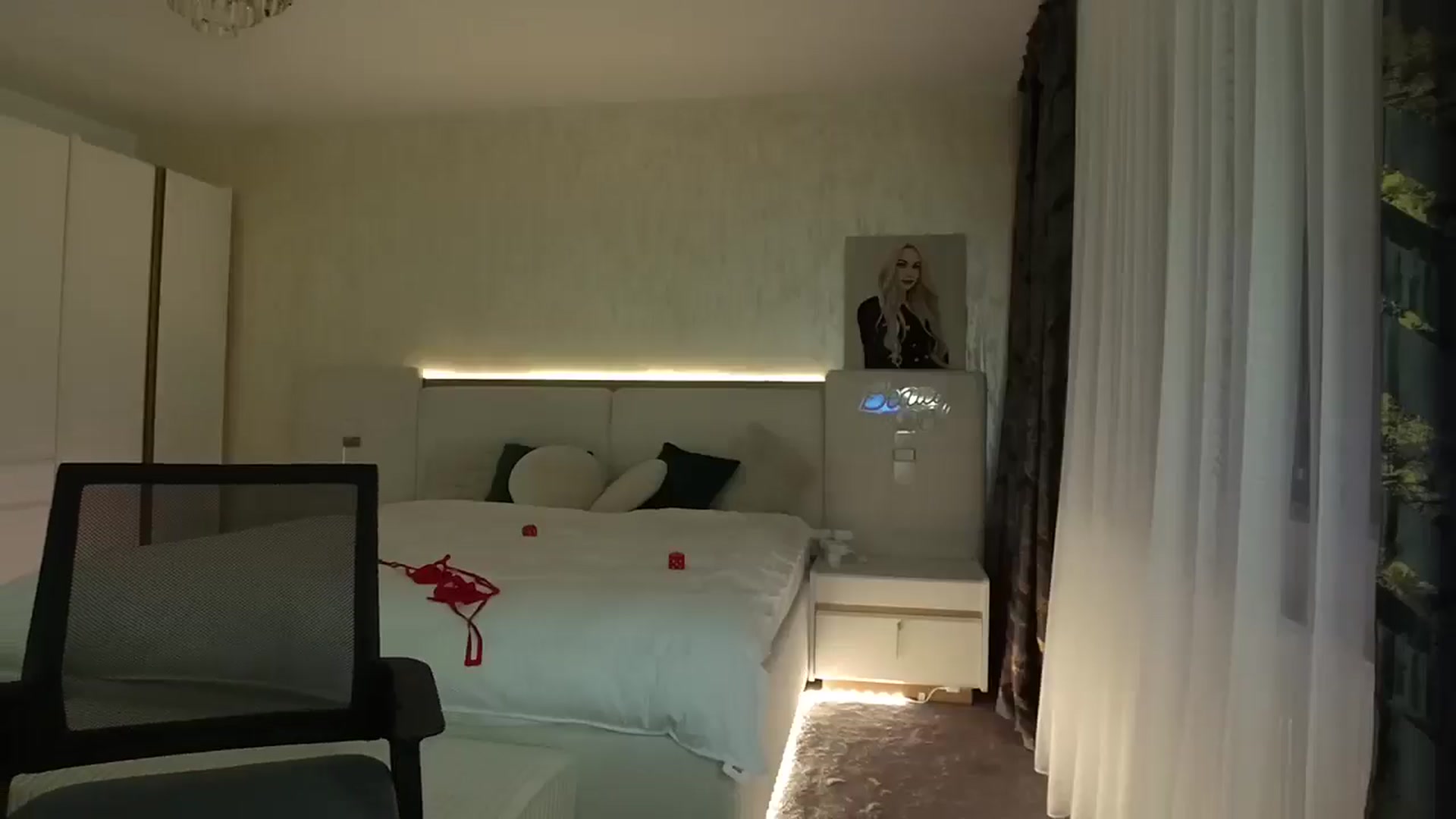 Gallery image thumbnail from BlondeIsBack's myfreecams stream on, 05/11/2025, 21:54 image 12 of 20