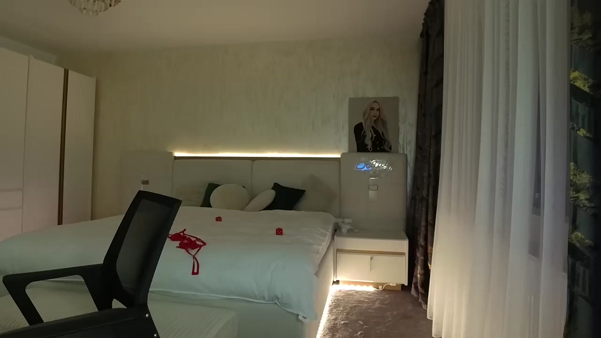Gallery image thumbnail from BlondeIsBack's myfreecams stream on, 05/11/2025, 21:54 image 13 of 20