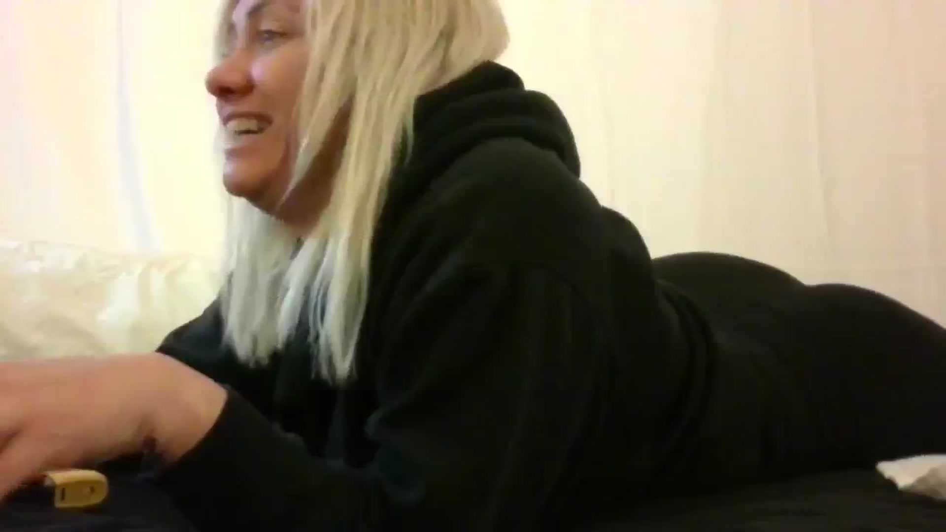 Gallery image thumbnail from BlondeSlut's myfreecams stream on, 08/18/2024, 10:25 image 18 of 20
