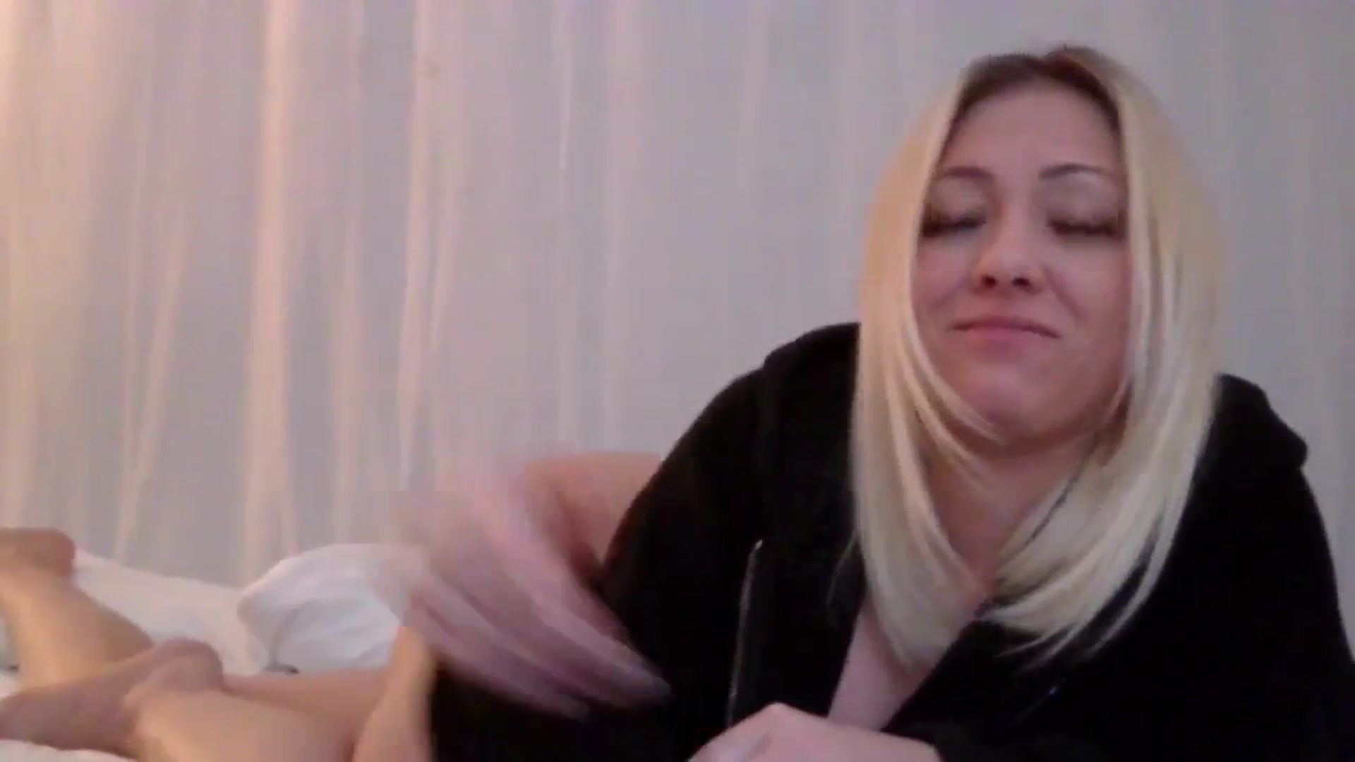 Gallery image thumbnail from BlondeSlut's myfreecams stream on, 10/10/2024, 09:58 image 8 of 20