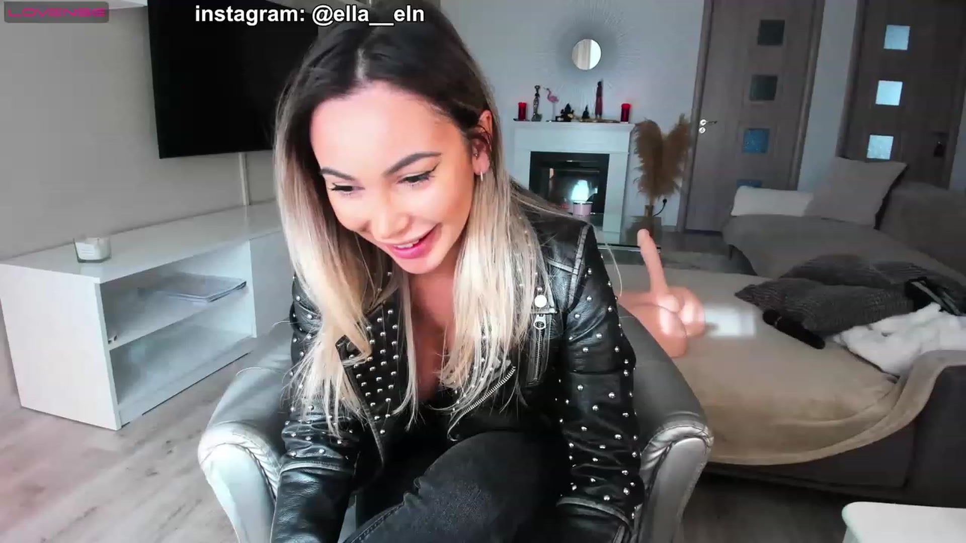 Gallery image thumbnail from Blonde_Elle's myfreecams stream on, 11/25/2022, 12:27 image 18 of 20