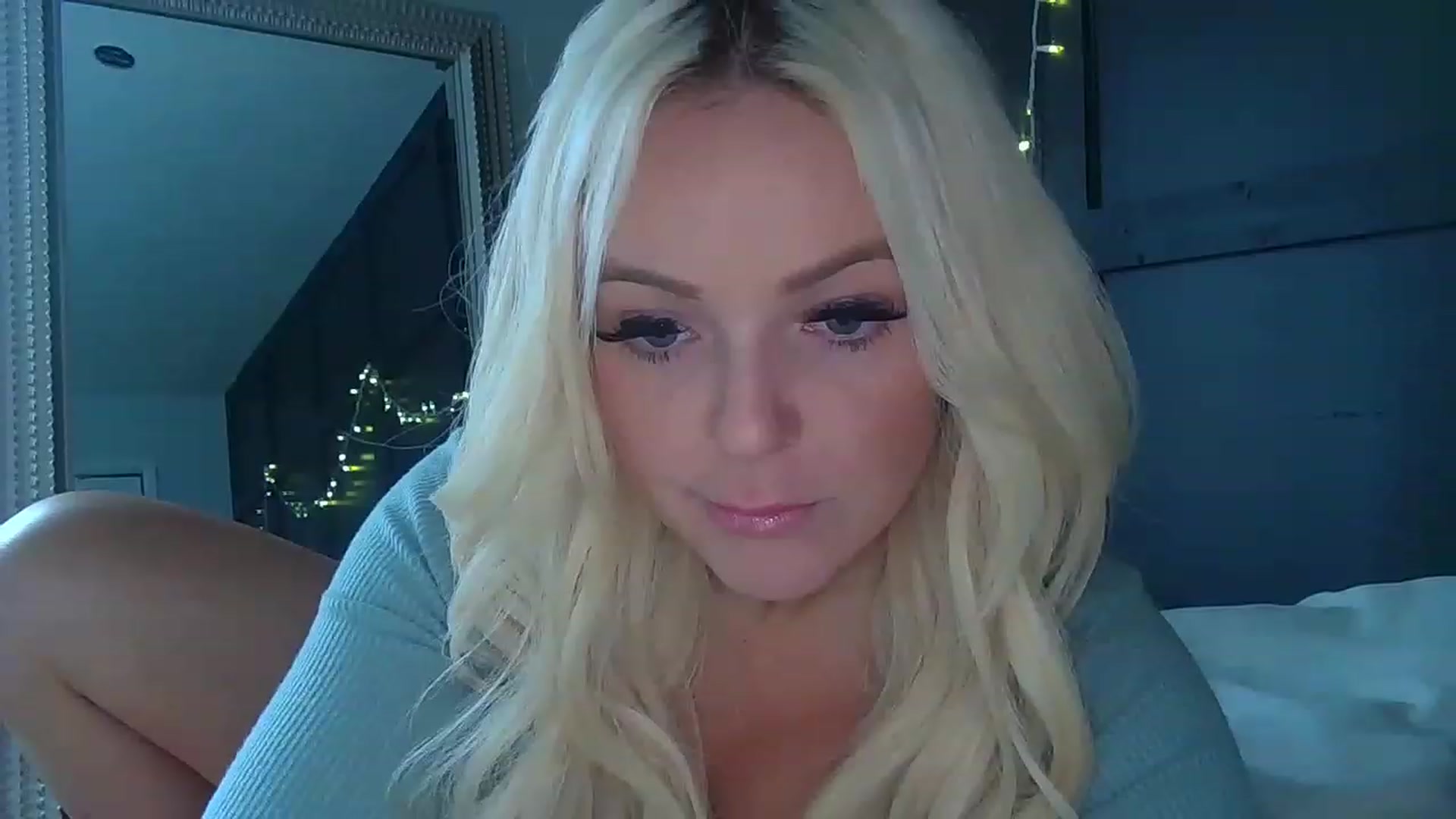 Gallery image thumbnail from Blondebabe_1's myfreecams stream on, 12/19/2022, 18:43 image 5 of 20
