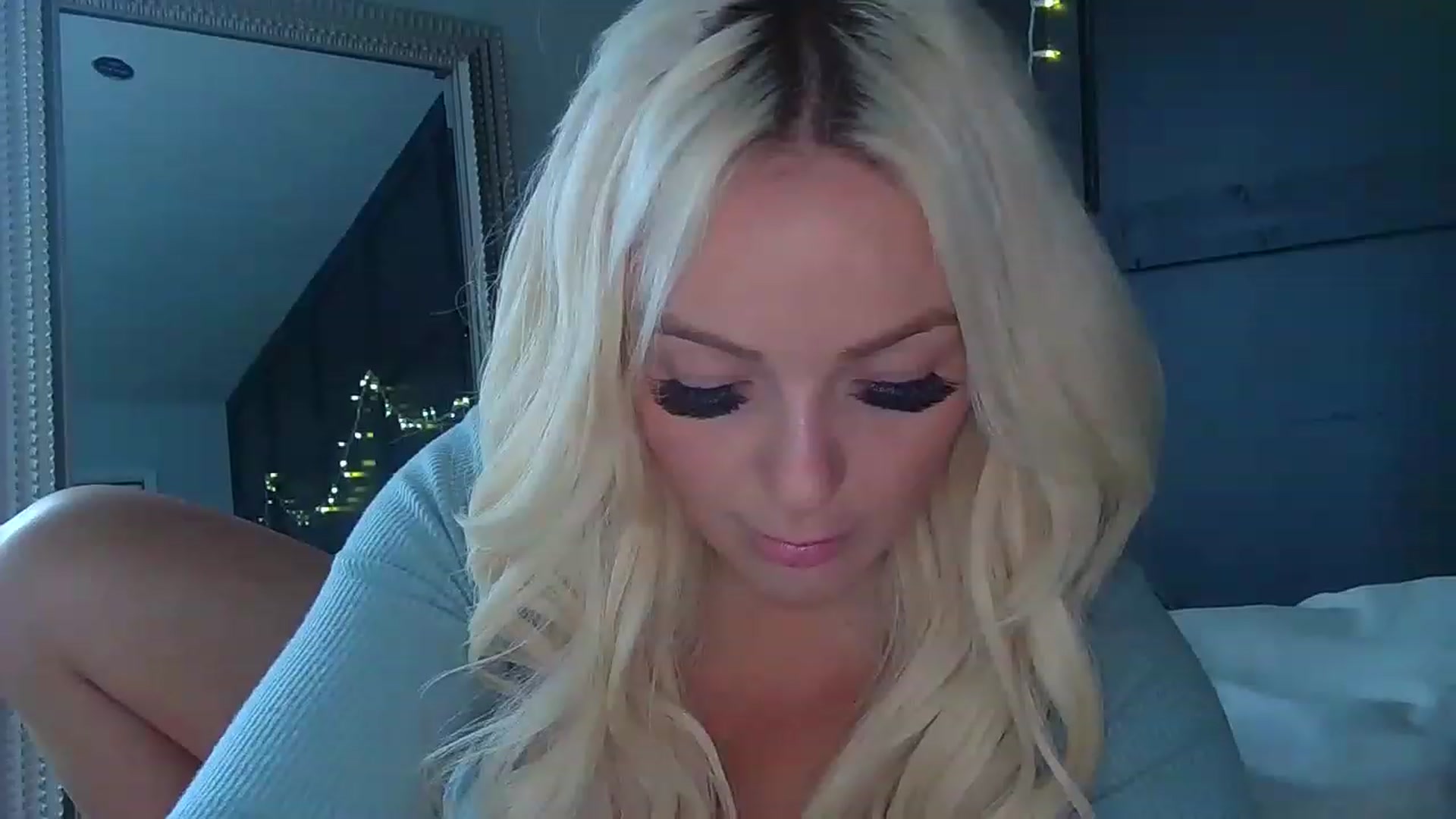 Gallery image thumbnail from Blondebabe_1's myfreecams stream on, 12/19/2022, 18:43 image 4 of 20