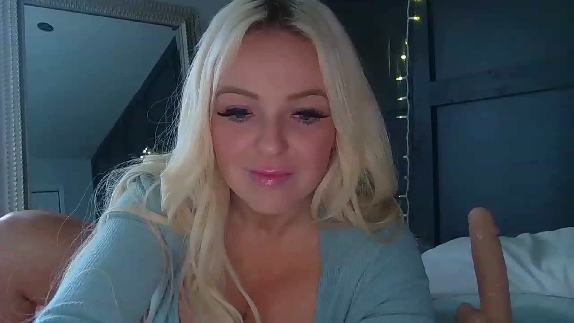 Gallery image thumbnail from Blondebabe_1's myfreecams stream on, 12/19/2022, 18:43 image 18 of 20