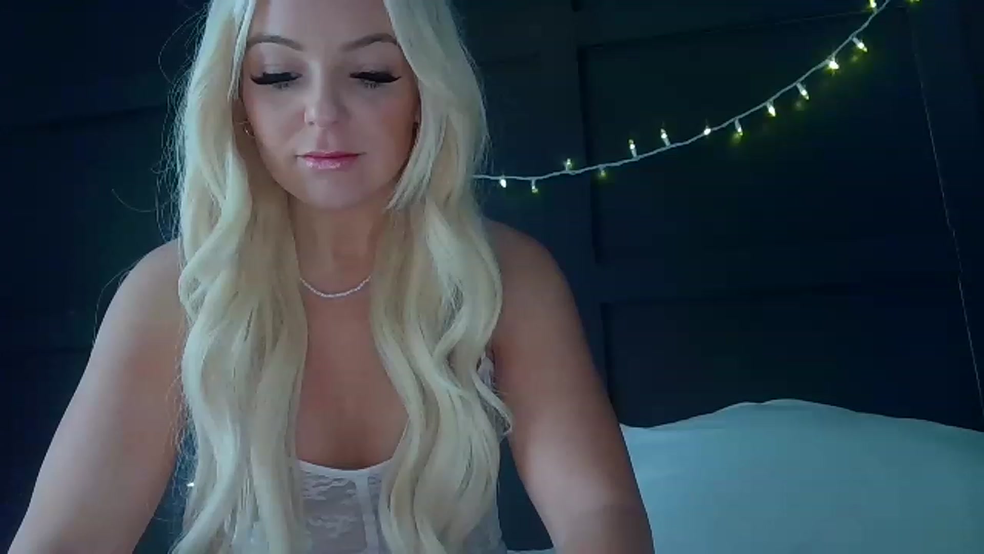 Gallery image thumbnail from Blondebabe_1's myfreecams stream on, 12/21/2022, 18:50 image 7 of 20