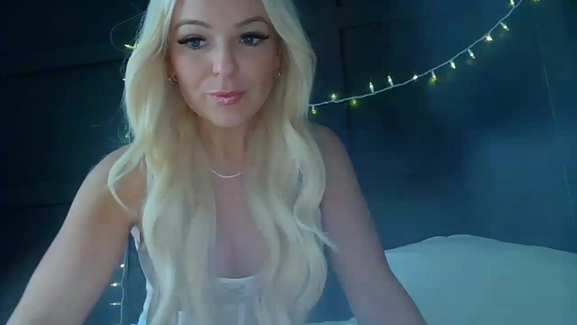 Gallery image thumbnail from Blondebabe_1's myfreecams stream on, 12/21/2022, 18:50 image 9 of 20