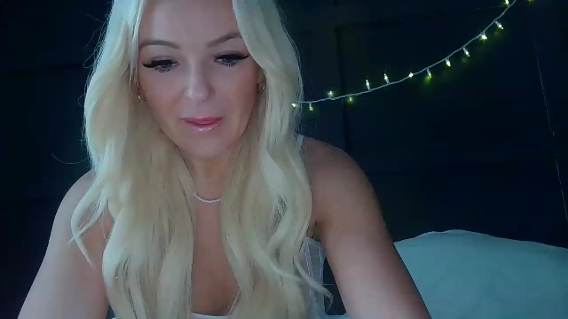 Gallery image thumbnail from Blondebabe_1's myfreecams stream on, 12/21/2022, 18:50 image 18 of 20