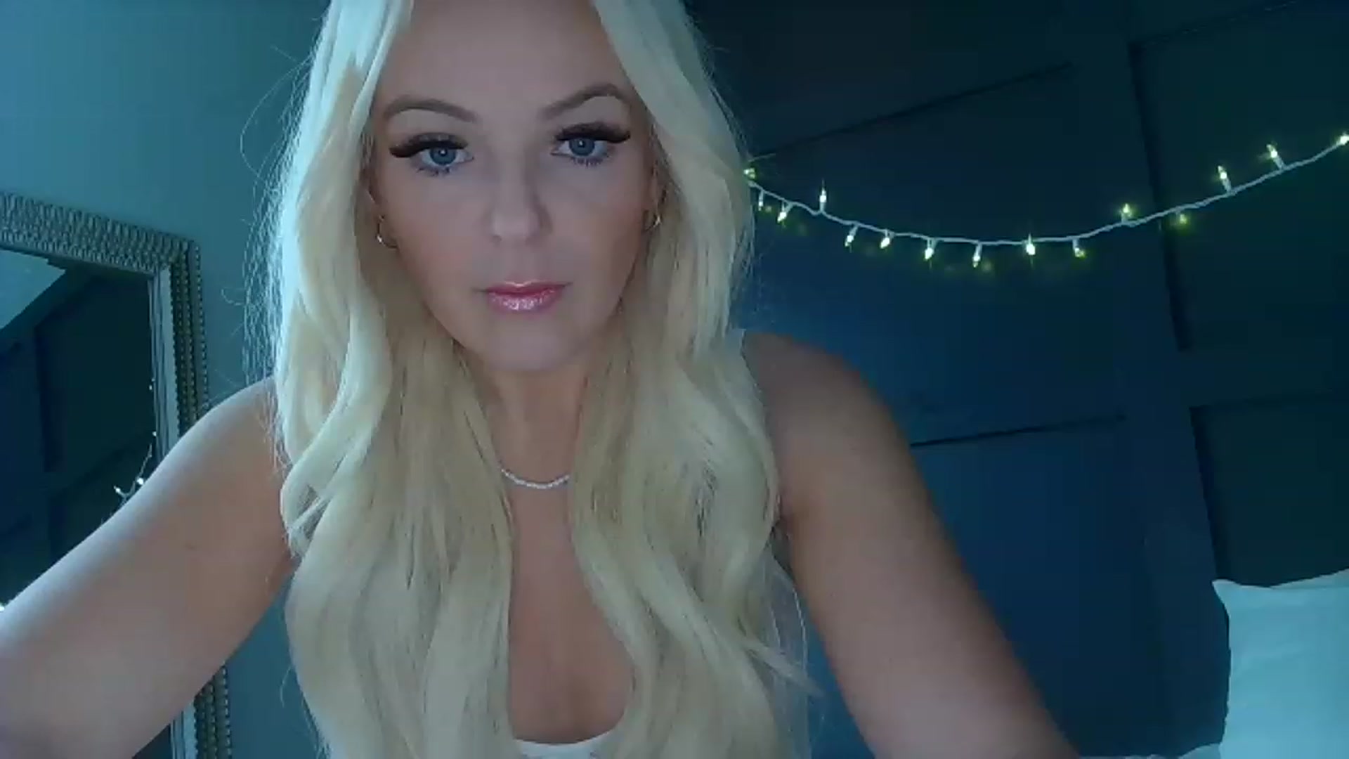 Gallery image thumbnail from Blondebabe_1's myfreecams stream on, 12/21/2022, 18:50 image 5 of 20