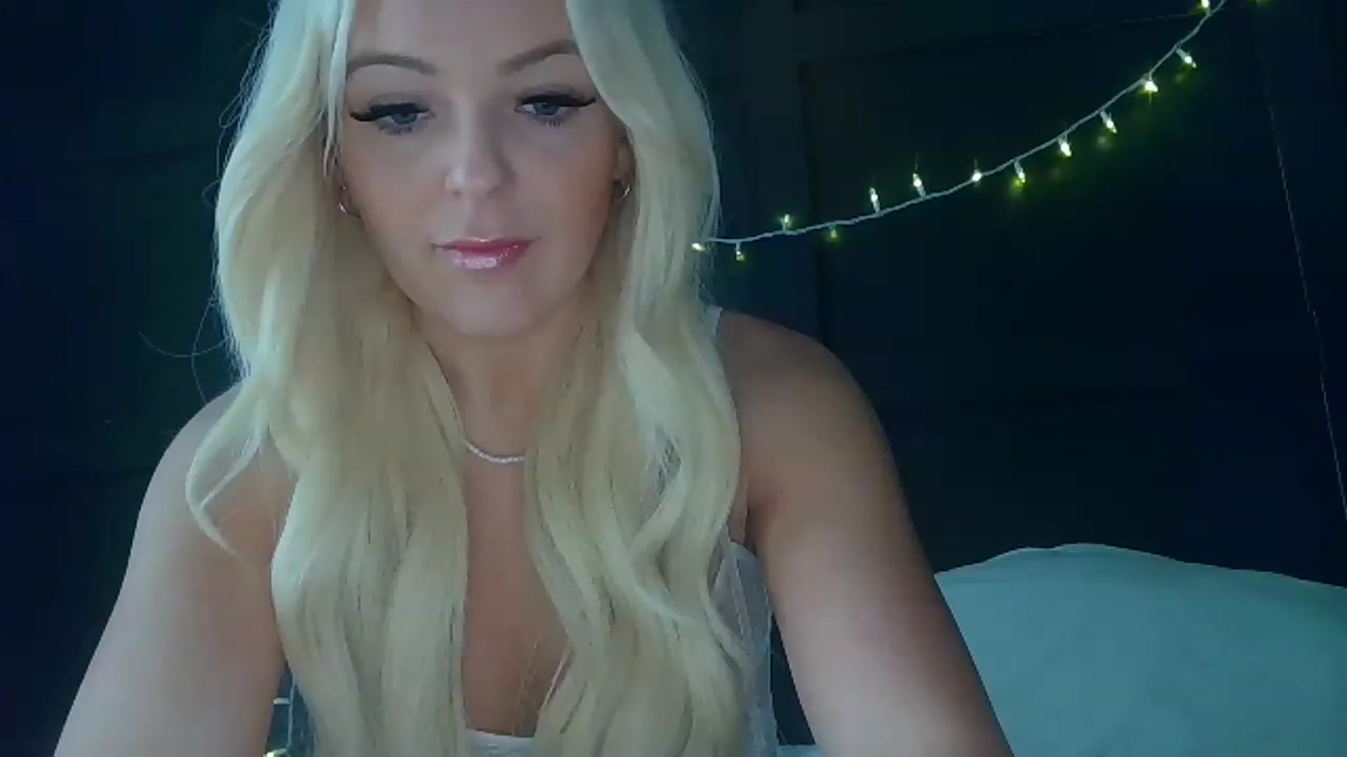 Gallery image thumbnail from Blondebabe_1's myfreecams stream on, 12/21/2022, 18:50 image 16 of 20