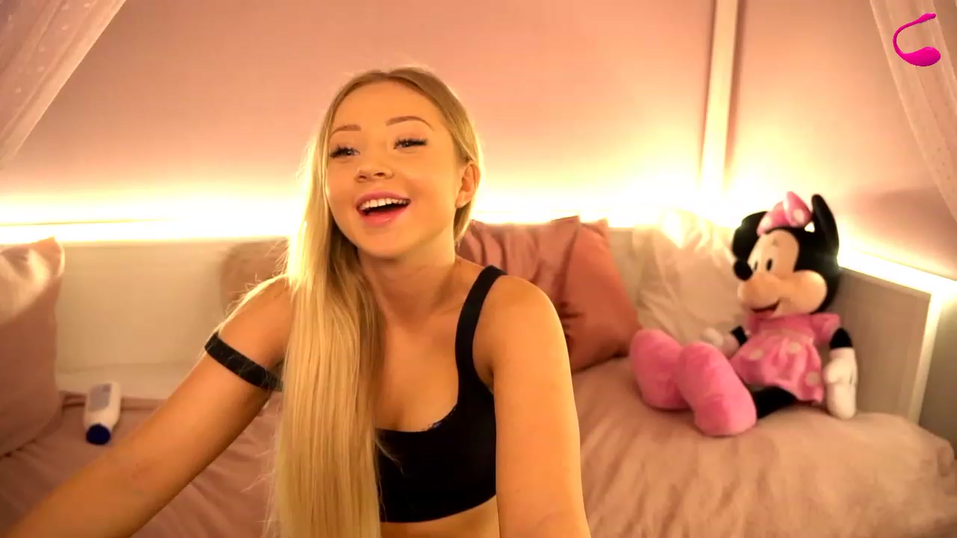 Gallery image thumbnail from Blondebbygirl's myfreecams stream on, 11/25/2022, 19:27 image 16 of 20