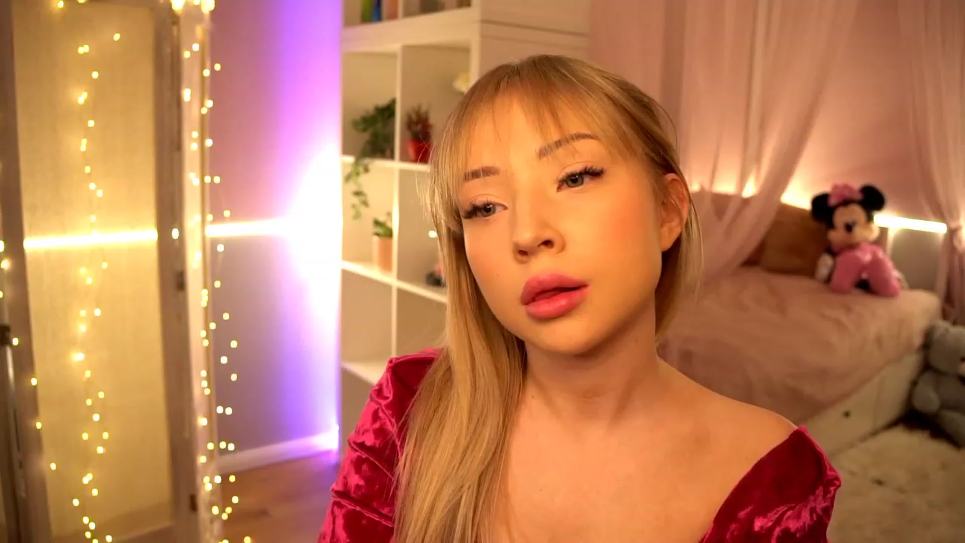 Gallery image thumbnail from Blondebbygirl's myfreecams stream on, 12/18/2022, 13:52 image 8 of 20