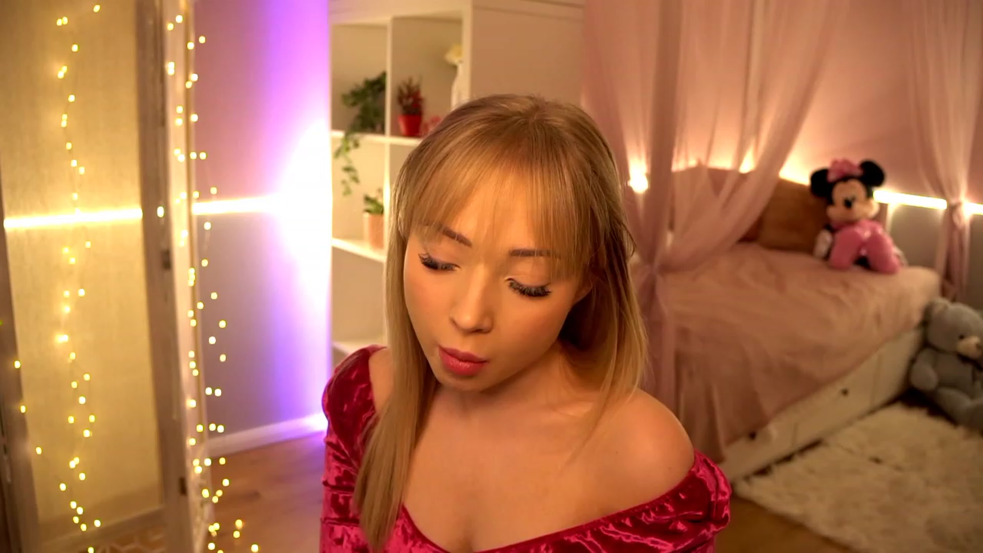 Gallery image thumbnail from Blondebbygirl's myfreecams stream on, 12/18/2022, 13:52 image 17 of 20