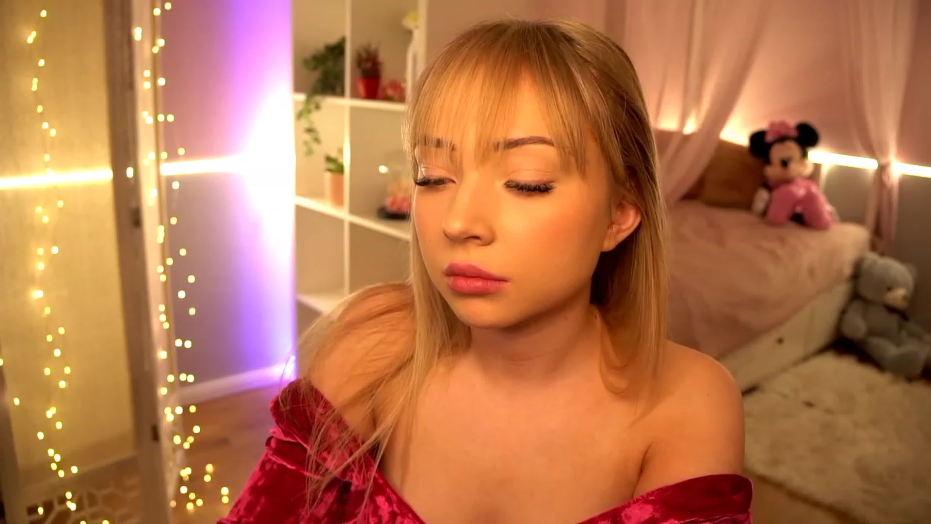 Gallery image thumbnail from Blondebbygirl's myfreecams stream on, 12/18/2022, 14:44 image 19 of 20