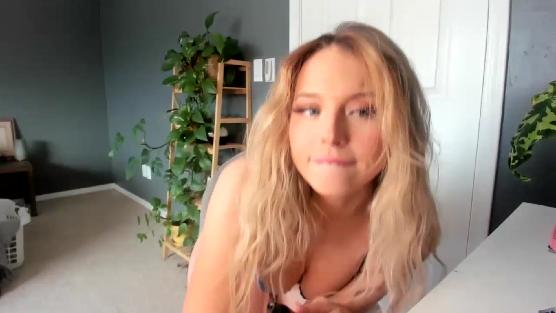 Gallery image thumbnail from Blondebootyx's myfreecams stream on, 01/21/2023, 17:20 image 19 of 20