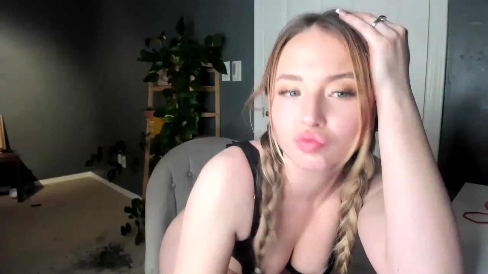 Gallery image thumbnail from Blondebootyx's myfreecams stream on, 03/29/2023, 03:52 image 17 of 20