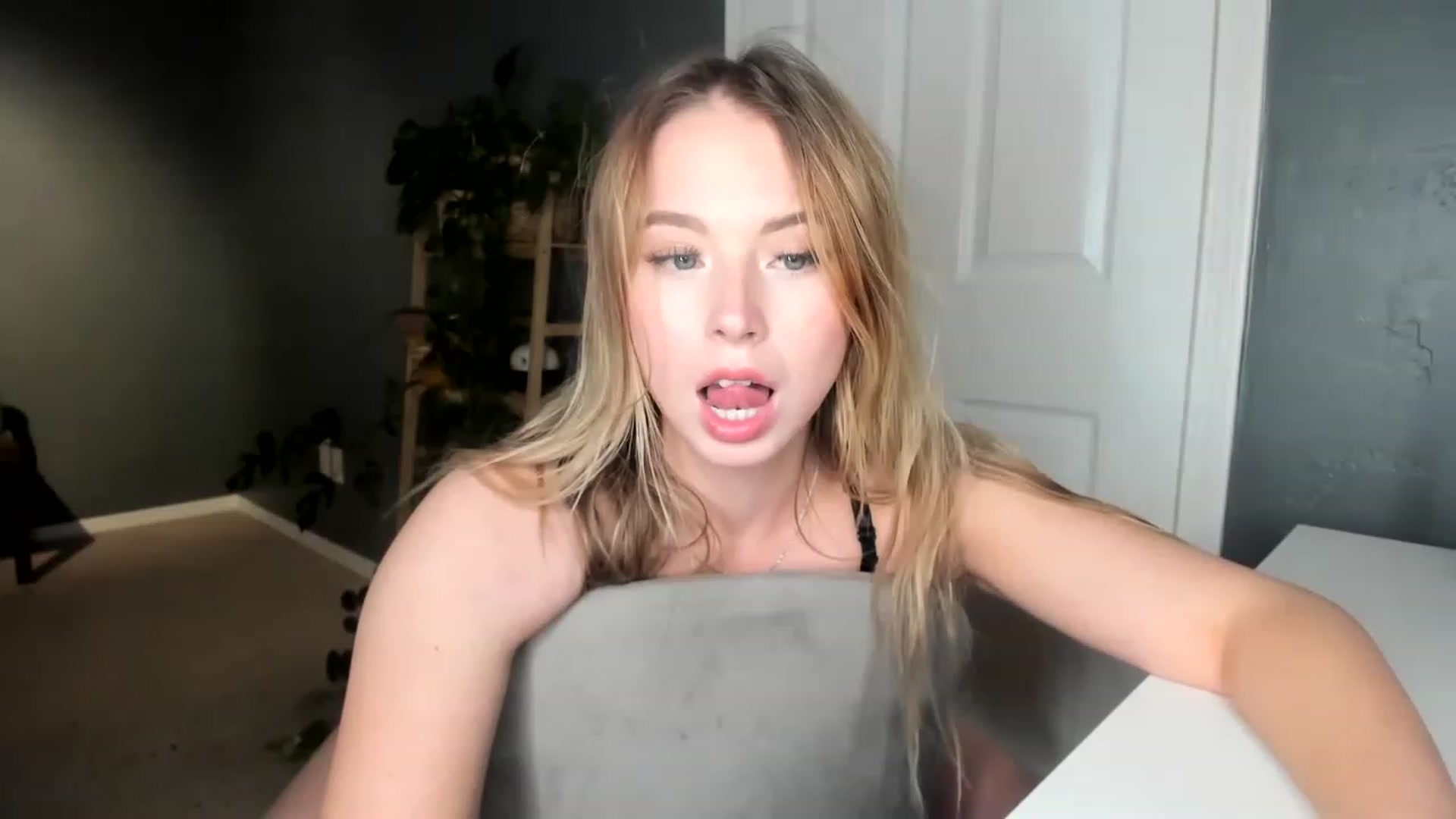 Gallery image thumbnail from Blondebootyx's myfreecams stream on, 04/26/2023, 04:11 image 3 of 20