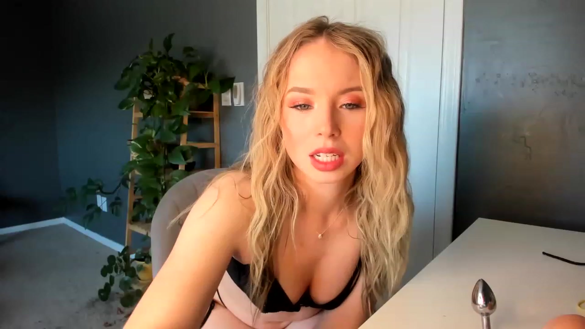 Gallery image thumbnail from Blondebootyx's myfreecams stream on, 05/27/2023, 17:11 image 2 of 20