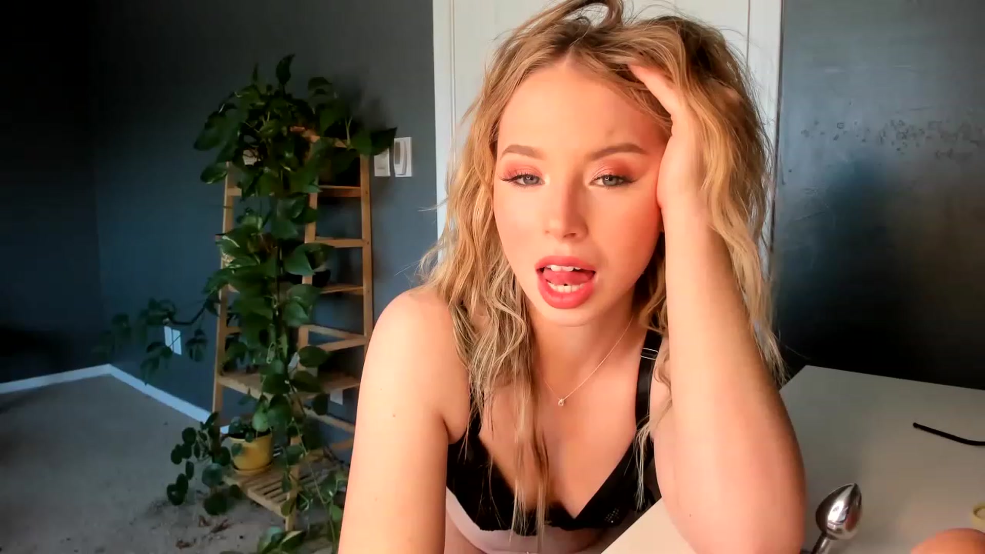 Gallery image thumbnail from Blondebootyx's myfreecams stream on, 05/27/2023, 17:11 image 6 of 20