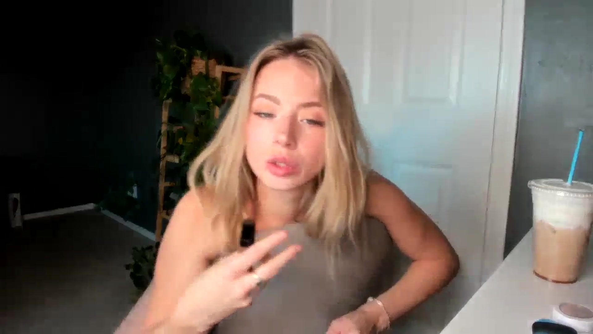 Gallery image thumbnail from Blondebootyx's myfreecams stream on, 11/13/2023, 23:09 image 2 of 20