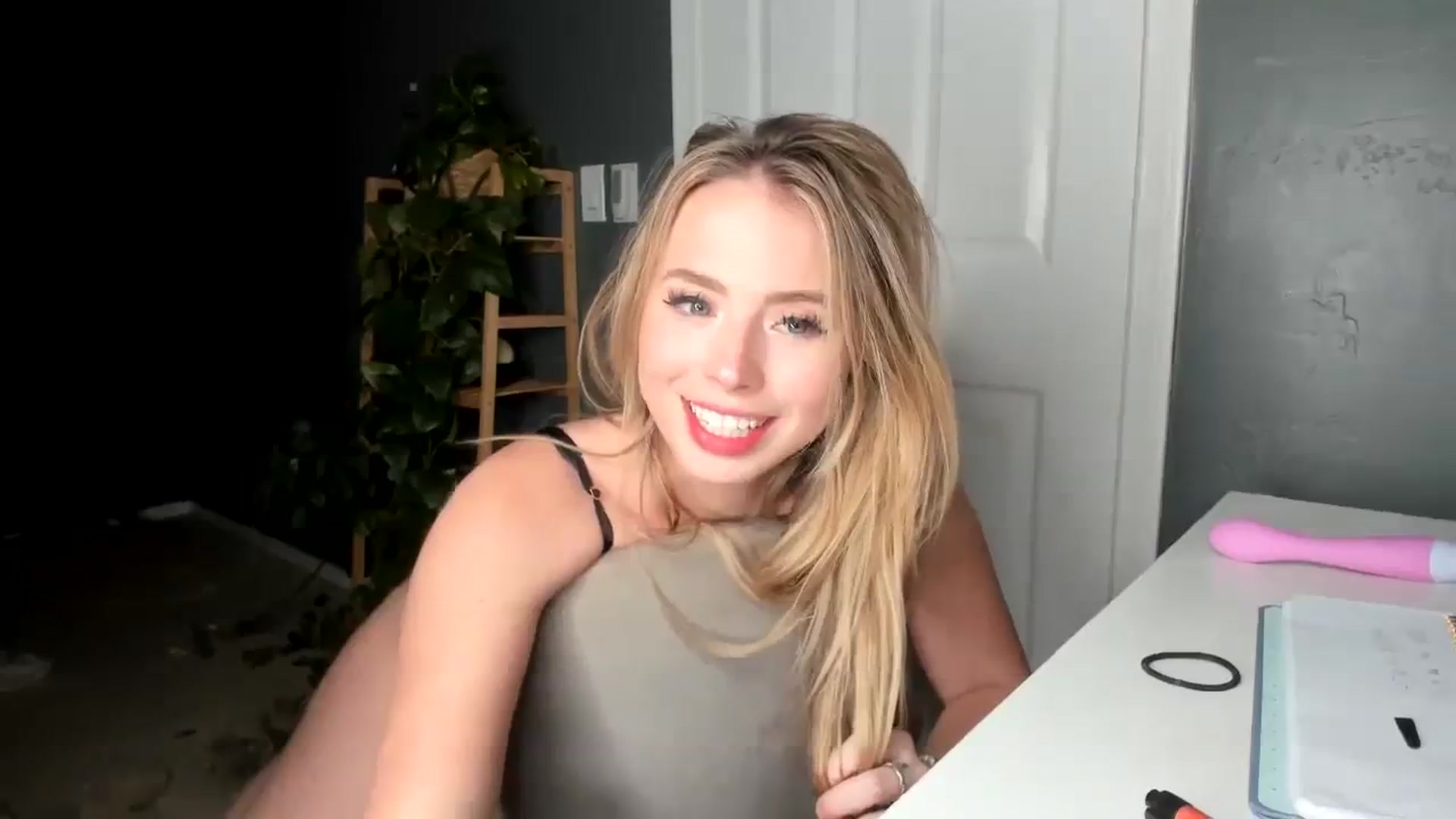 Gallery image thumbnail from Blondebootyx's myfreecams stream on, 11/29/2023, 14:12 image 8 of 20