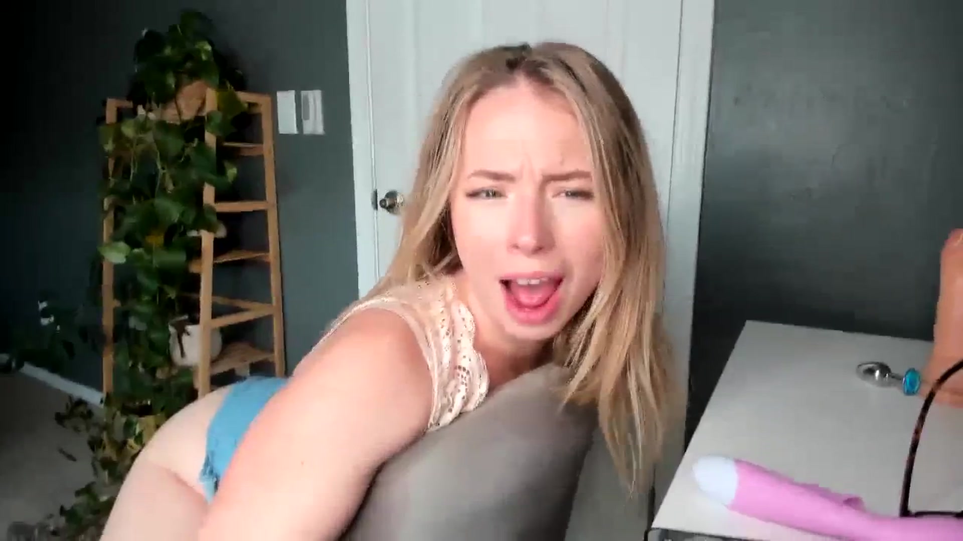 Gallery image thumbnail from Blondebootyx's myfreecams stream on, 12/01/2023, 21:29 image 6 of 20