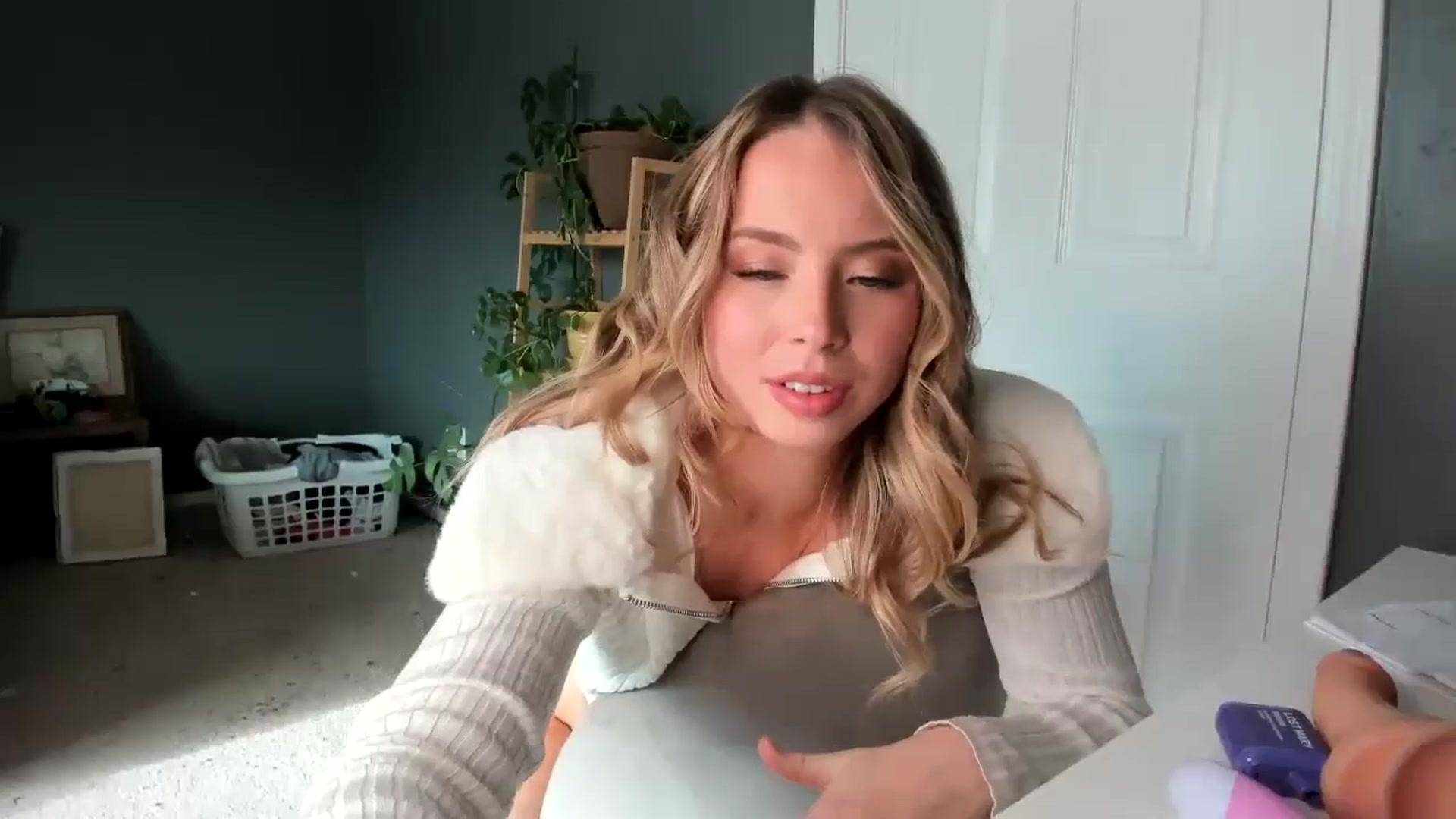 Gallery image thumbnail from Blondebootyx's myfreecams stream on, 12/24/2023, 20:50 image 7 of 20