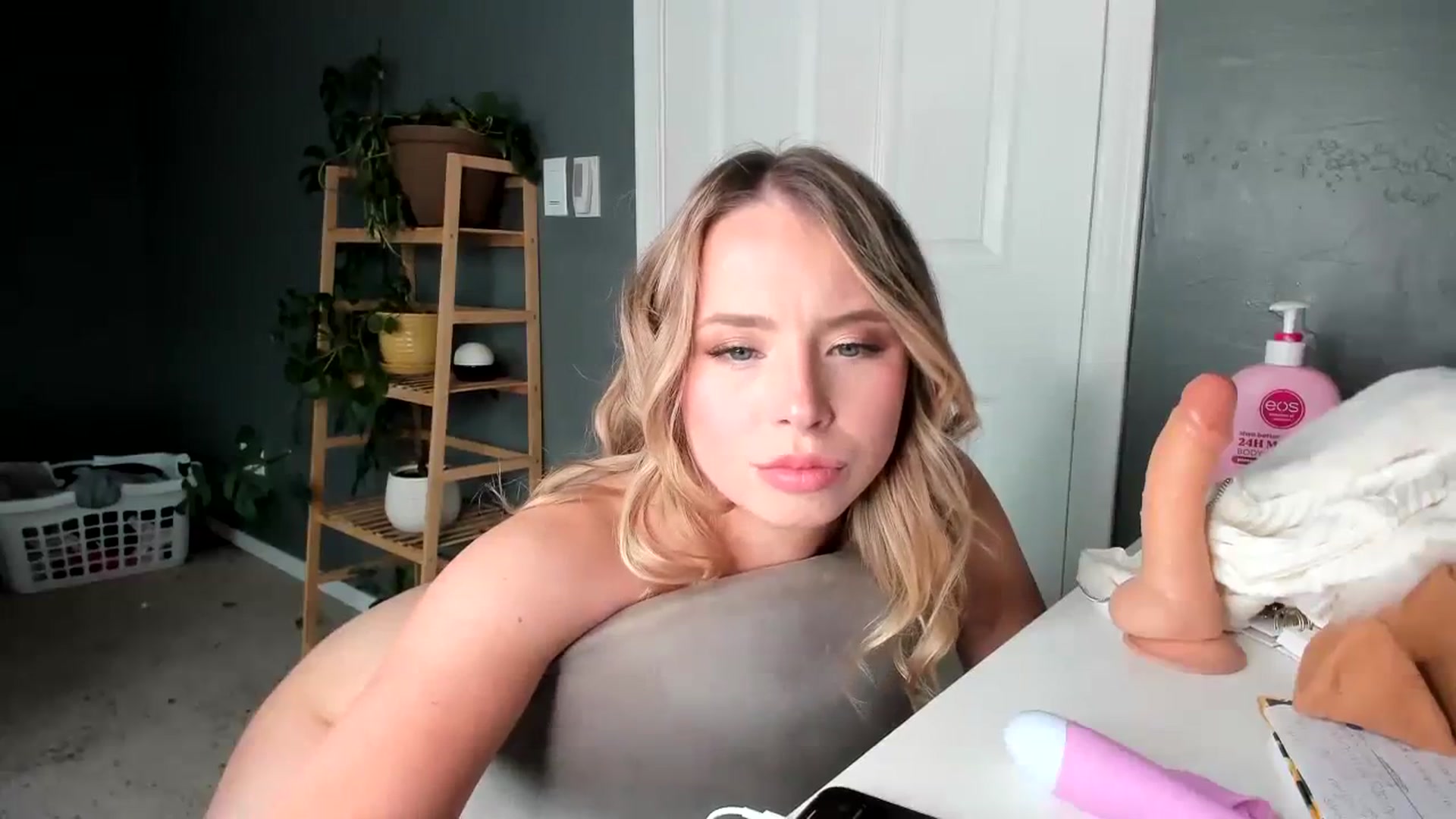 Gallery image thumbnail from Blondebootyx's myfreecams stream on, 12/24/2023, 21:23 image 13 of 20