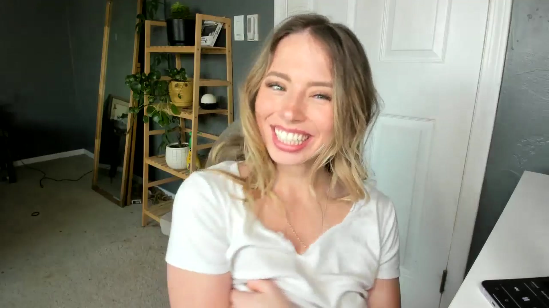 Gallery image thumbnail from Blondebootyx's myfreecams stream on, 04/23/2024, 23:30 image 16 of 20