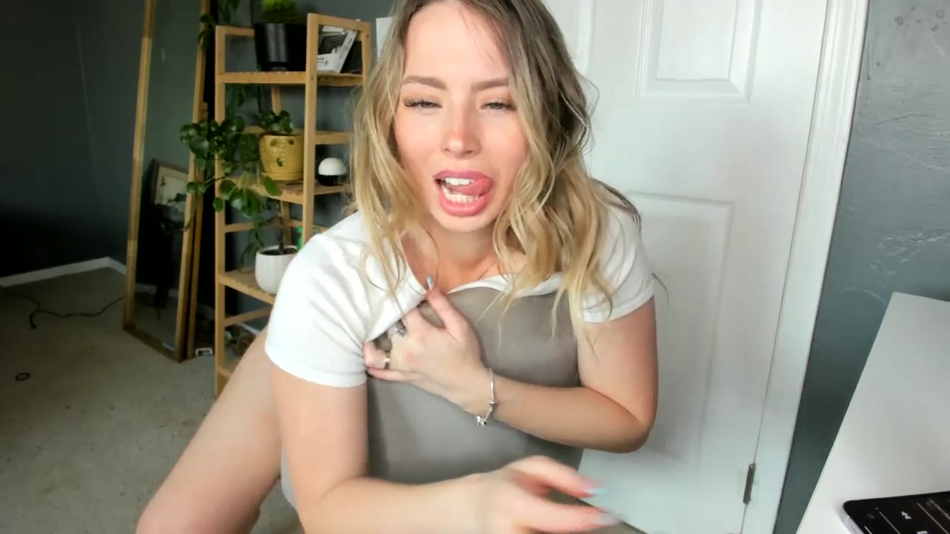 Gallery image thumbnail from Blondebootyx's myfreecams stream on, 04/23/2024, 23:30 image 15 of 20