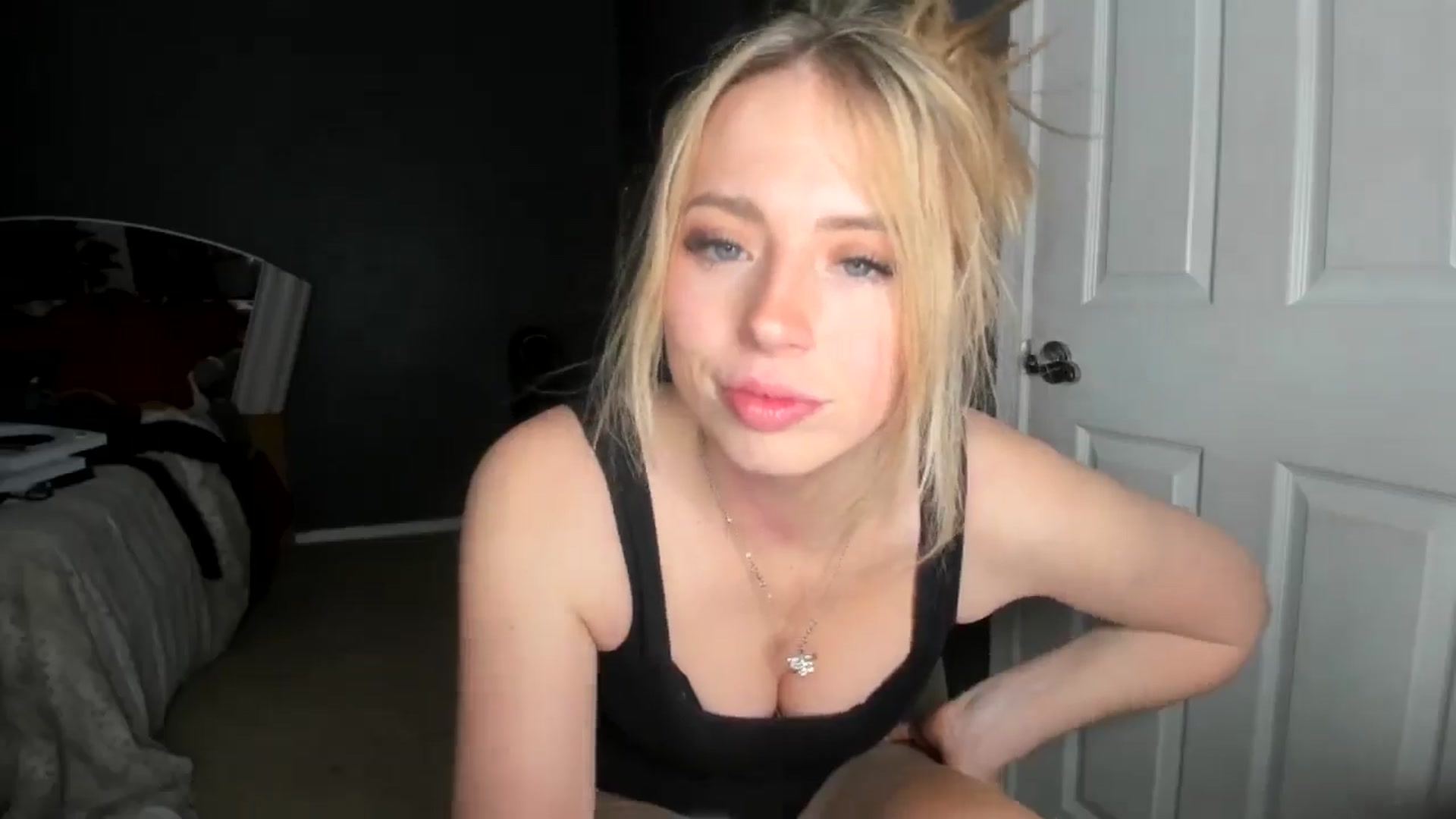 Gallery image thumbnail from Blondebootyx's myfreecams stream on, 11/21/2024, 24:54 image 15 of 20